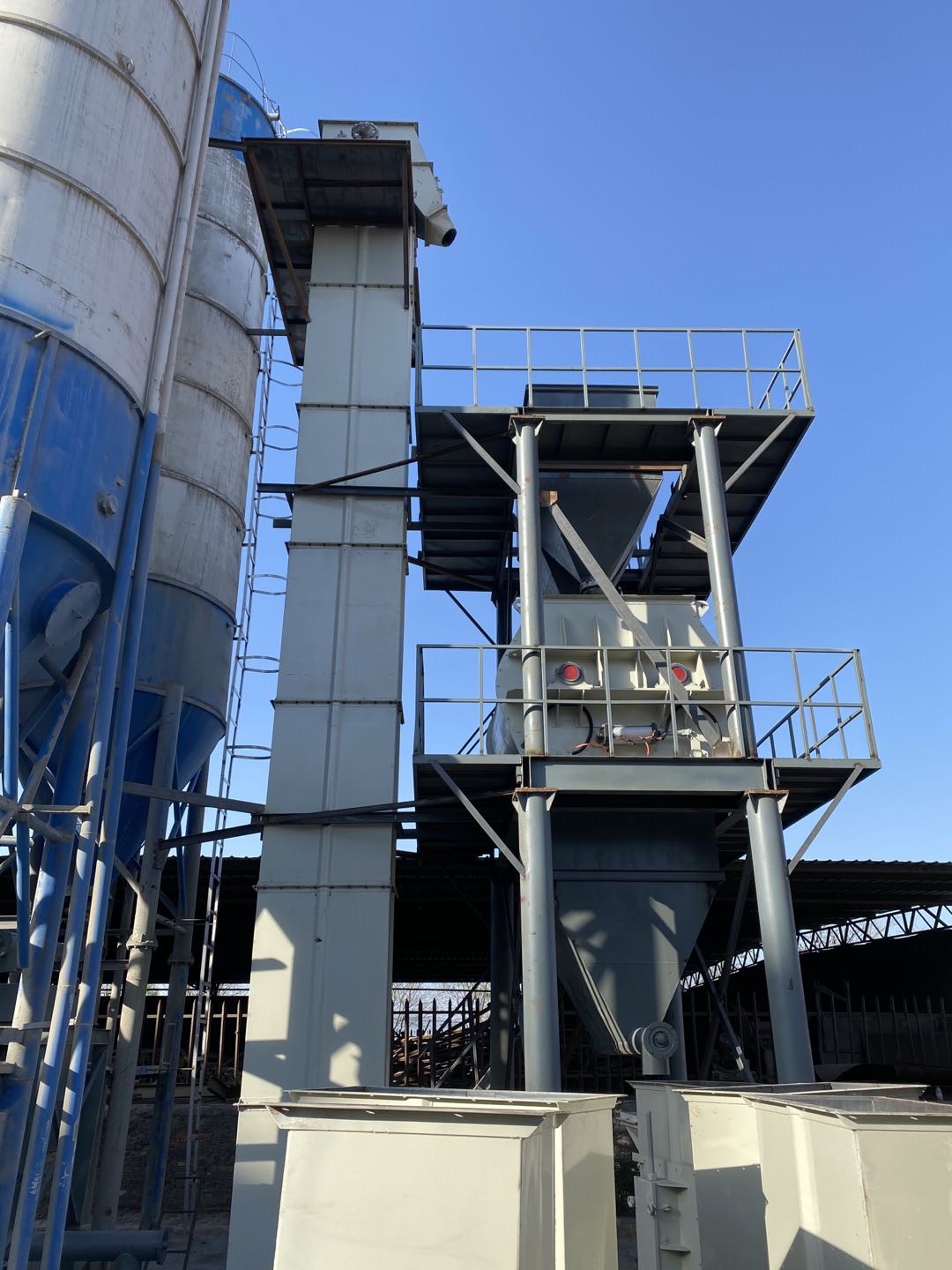 NE50板鏈提升機汾陽安裝加固完成.jpg